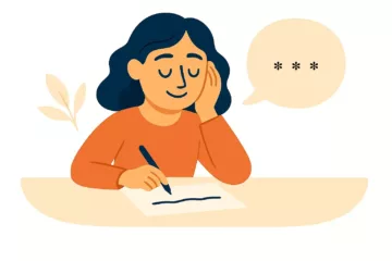 Une femme souriante écrit à son bureau avec un symbole de dinkus dans une bulle de pensée.
