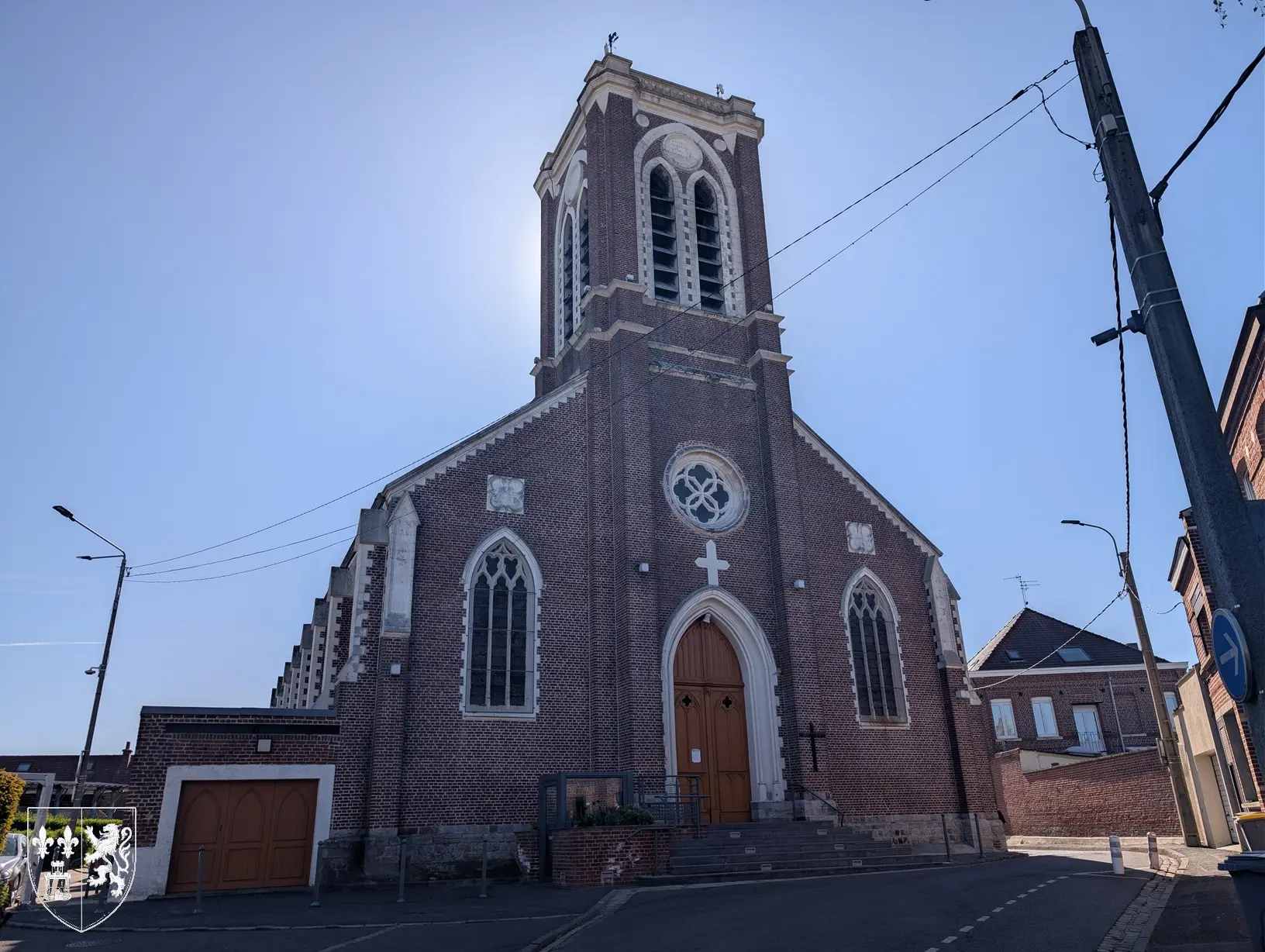 Façade de l’église Saint-Barthélémy de Lesquin avec son clocher en briques
